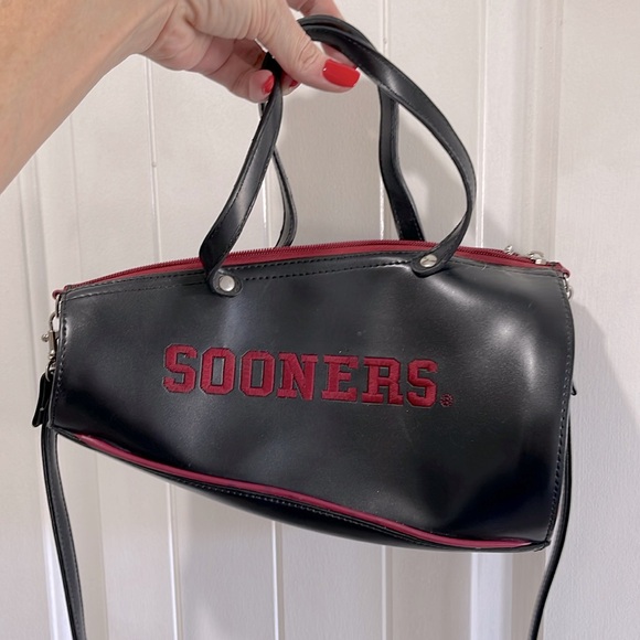 OU Boomer Sooner Megaphone Purse Cheerleader Zipper Pull Oklahoma University - Picture 1 of 12